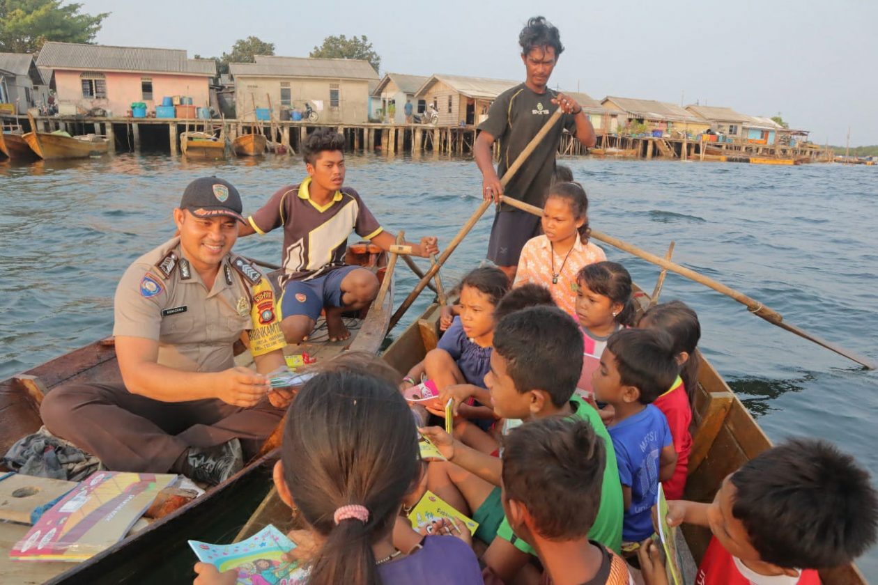 Peduli Anak Suku  Laut Posmetro Batam